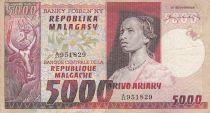 Madagascar 5000 Francs - Femme, zébus - Fleur - Série A/23 - ND (1974-1975) - P.66